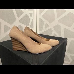 East 5th Charlotte memory foam wedge: tan size 8.5